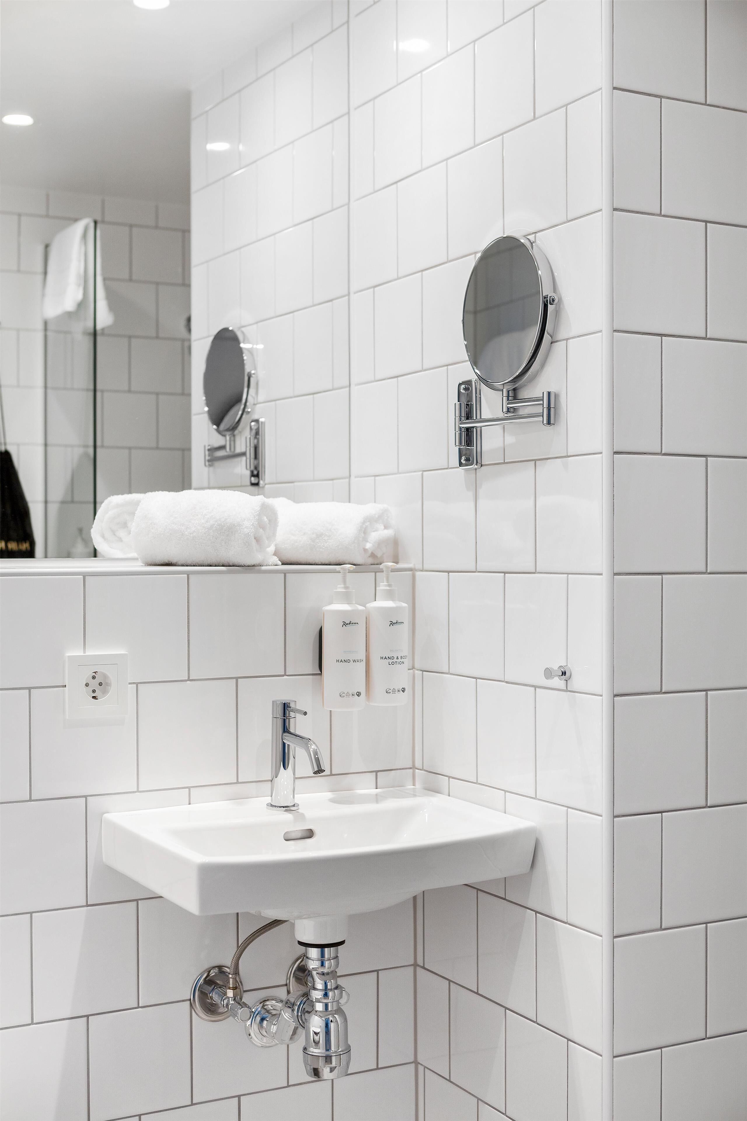 premium room, sea view | bathroom | shower, hair dryer, towels