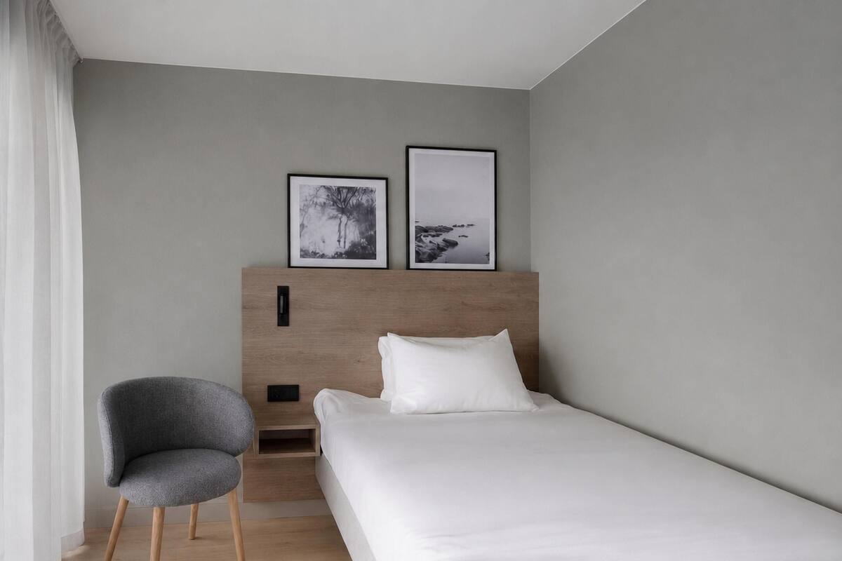 Single Room | Hypo-allergenic bedding available, blackout drapes, cribs (free)