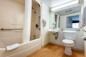 Habitación, 2 camas de matrimonio, accesible para personas con discapacidad, no fumadores | Baño | Ducha y bañera combinadas y artículos de higiene personal gratuitos