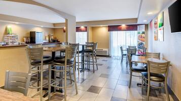 بوفيه فطور مجانًا يوميًا