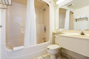 Bañera con ducha, artículos de tocador gratuitos, secador de pelo