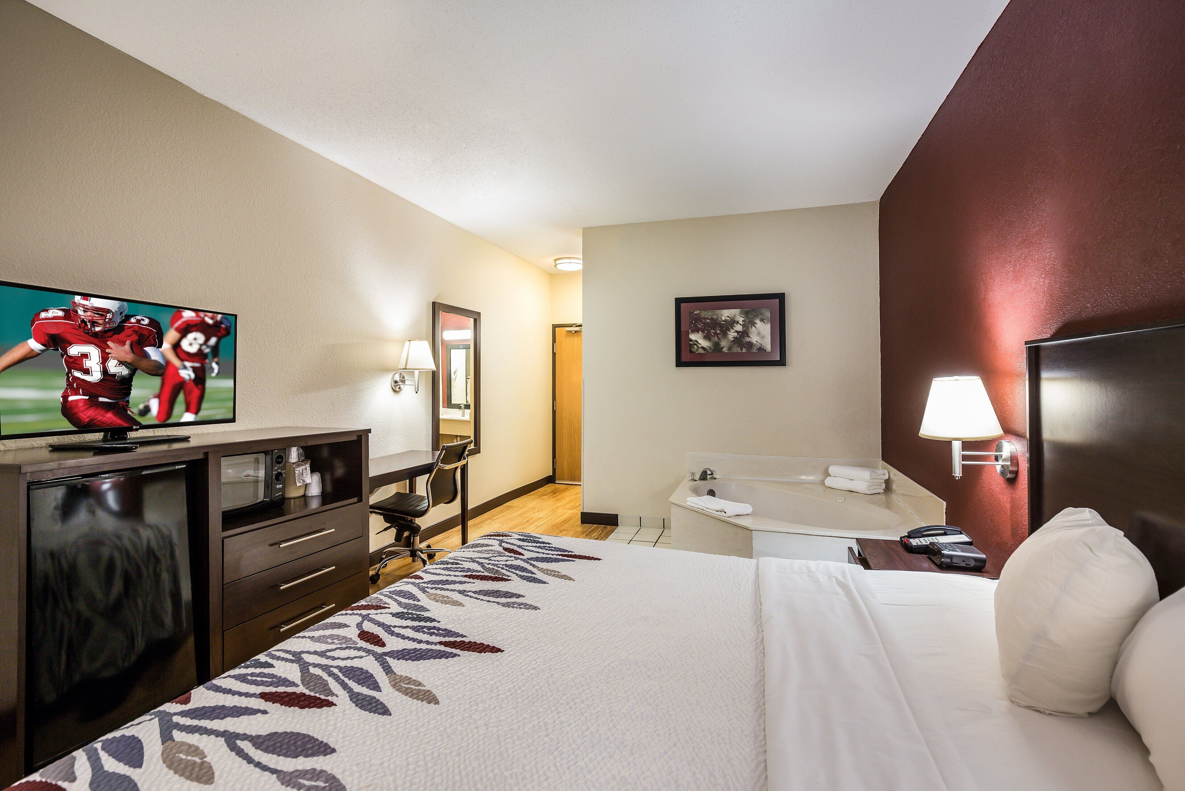 Escritorio, espacio para trabajar con laptop y cortinas blackout 