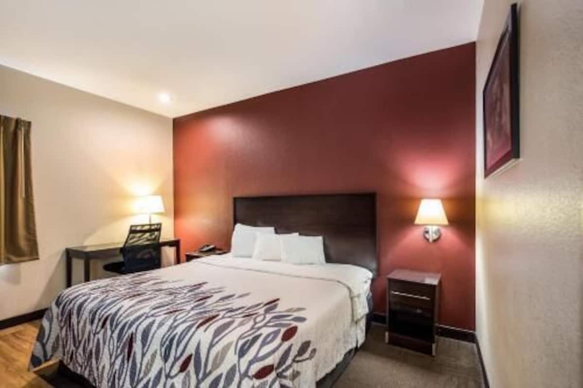 Escritorio, espacio para trabajar con laptop y cortinas blackout