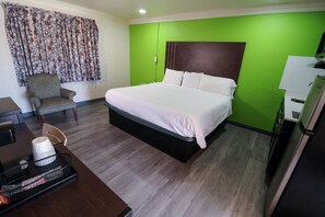 Habitación estándar, 1 cama King size, para no fumadores | Escritorio, espacio para trabajar con laptop y cortinas blackout 