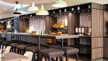 Desayuno buffet diario (EUR 19 por persona)