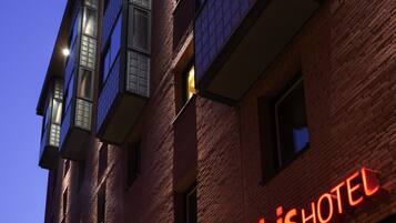 Fassade der Unterkunft – Abend/Nacht
