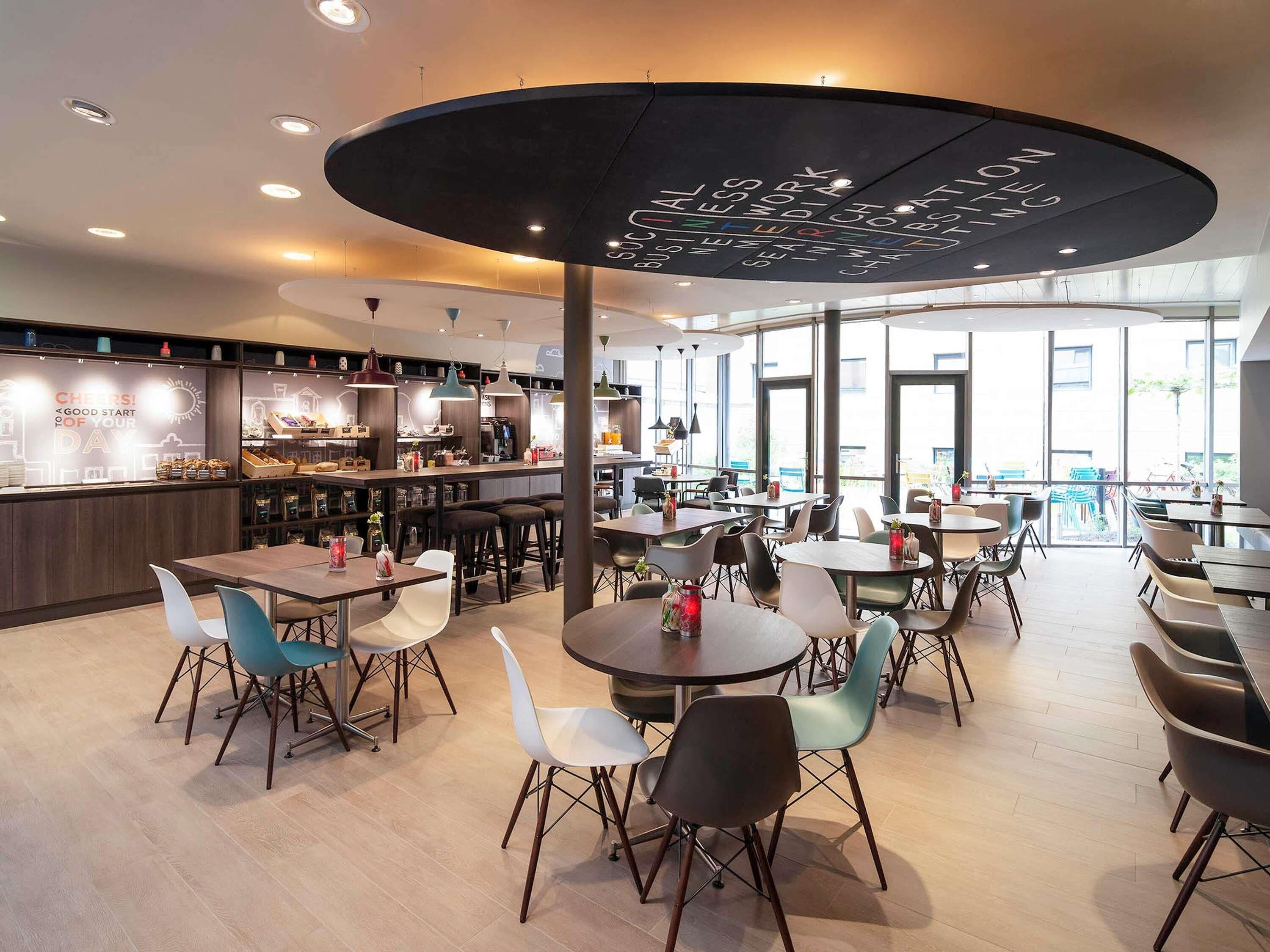 Café da manhã com buffet todos os dias (EUR 18.00 por pessoa) 