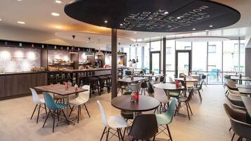 每日供應吃到飽早餐 (每人 EUR18.00)