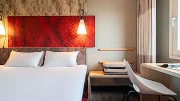 Ropa de cama hipoalergénica y caja de seguridad en la habitación