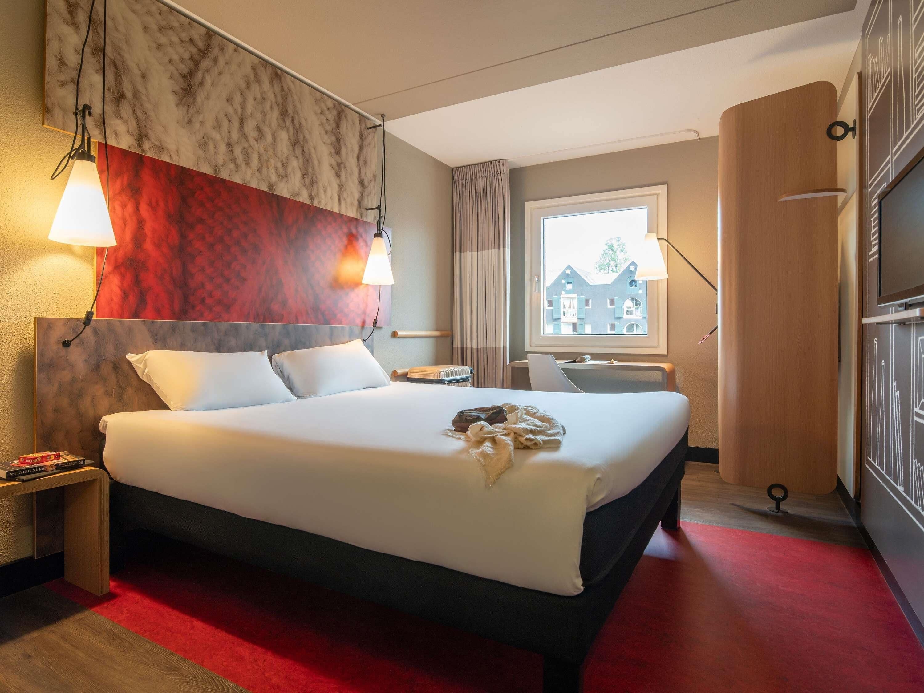 Allergiatestatut vuodevaatteet, tallelokero huoneessa, työpöytä