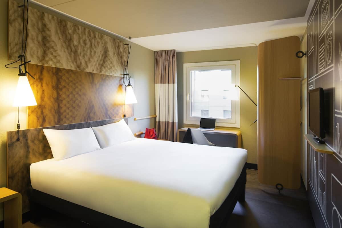 Double Room, 1 Double Bed (NEW SWEET BED BY IBIS) | Hypo-allergenic bedding, in-room safe, desk, soundproofing