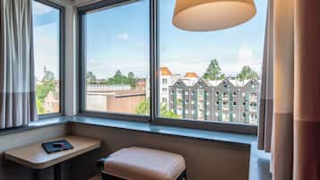 Premium Room, 1 Double Bed, Canal View | Hypo-allergenic bedding, in-room safe, desk, soundproofing