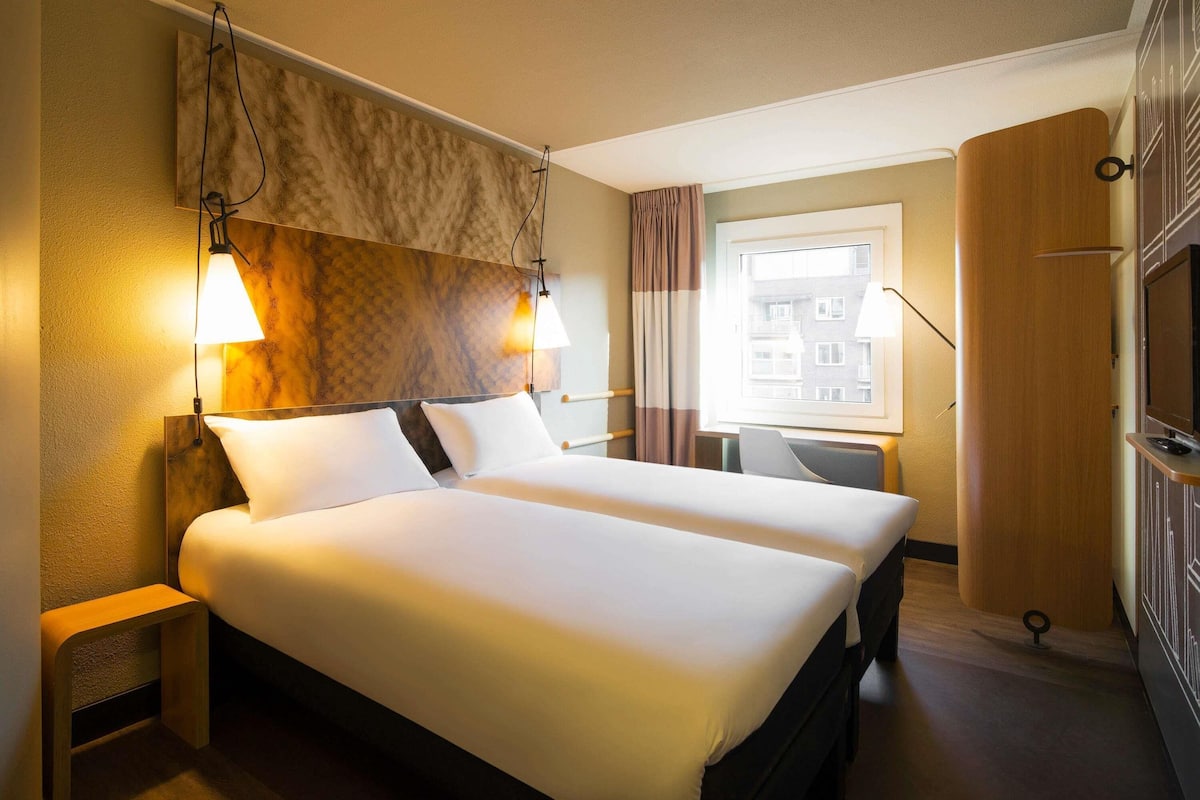 Twin kamer, 2 eenpersoonsbedden (NEW SWEET BED BY IBIS) | Hypoallergeen beddengoed, een kluis op de kamer, een bureau
