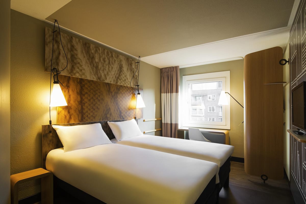 Hypo-allergenic bedding, in-room safe, desk, soundproofing