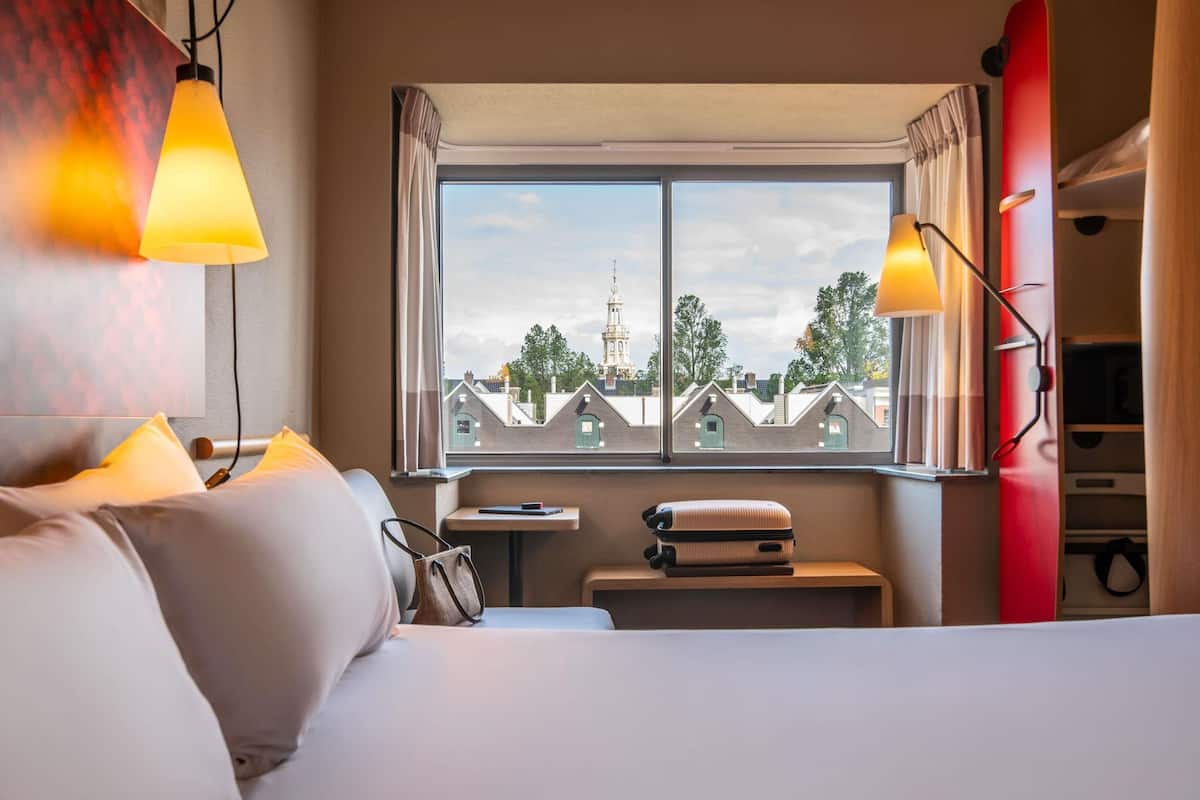 Camera Premium, 1 letto matrimoniale, vista canale | Biancheria da letto ipoallergenica, una cassaforte in camera