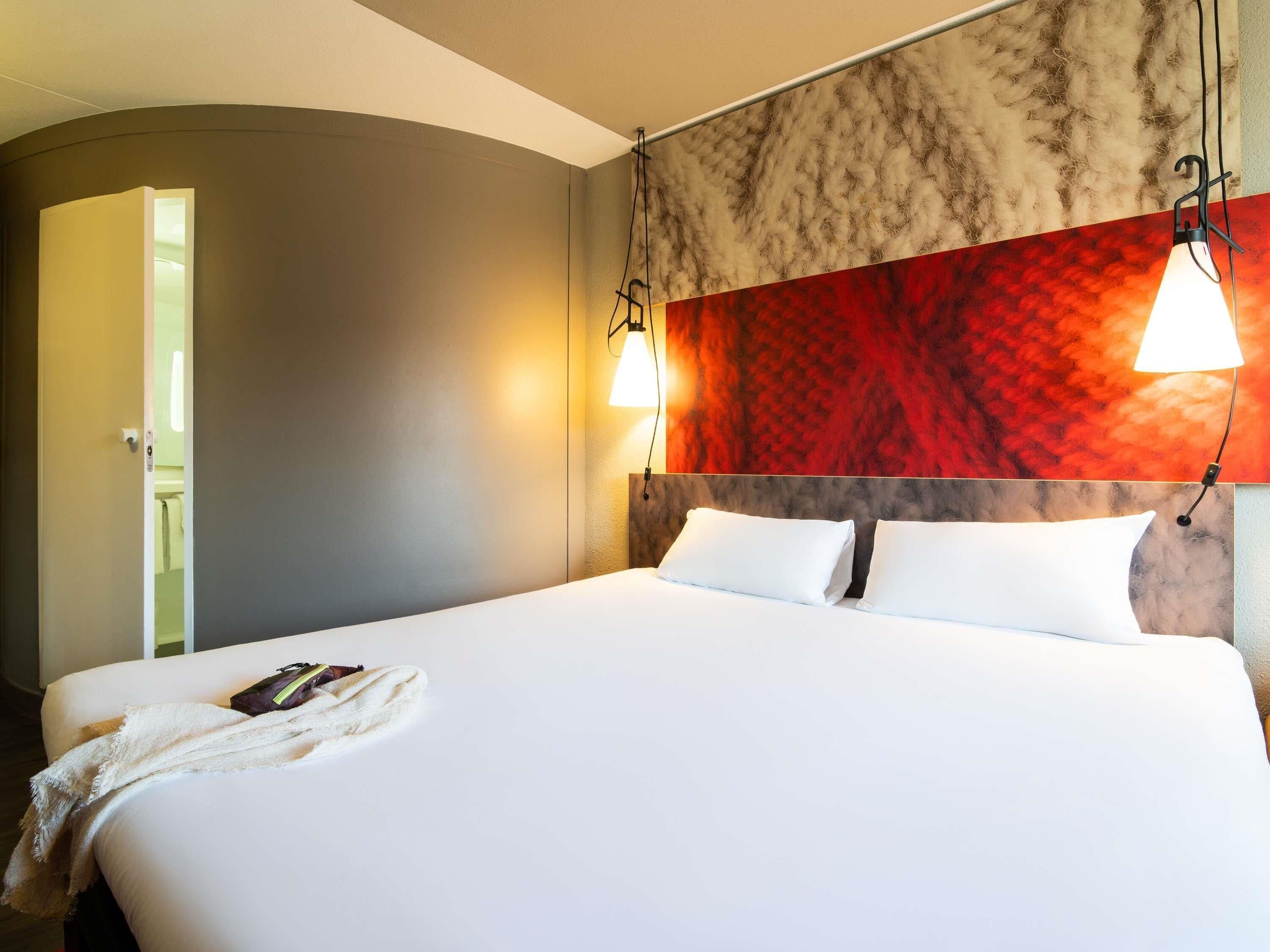 ห้องดับเบิล, เตียงใหญ่ 1 เตียง (NEW SWEET BED BY IBIS) | เครื่องนอนป้องกันสารก่อภูมิแพ้, ตู้นิรภัยในห้องพัก, โต๊ะทำงาน