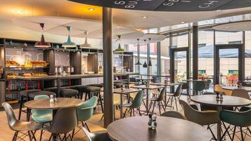 Tägliches Frühstücksbuffet gegen Gebühr