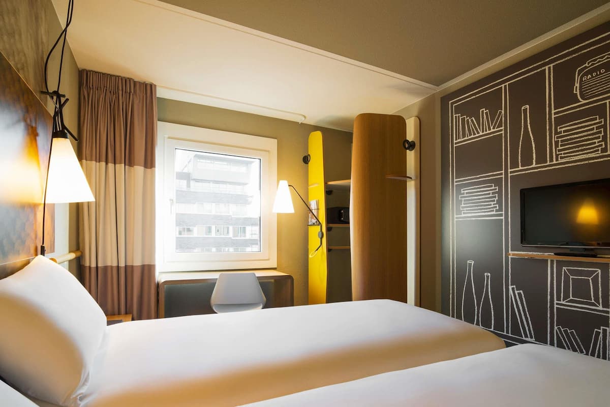Hypo-allergenic bedding, in-room safe, desk, soundproofing