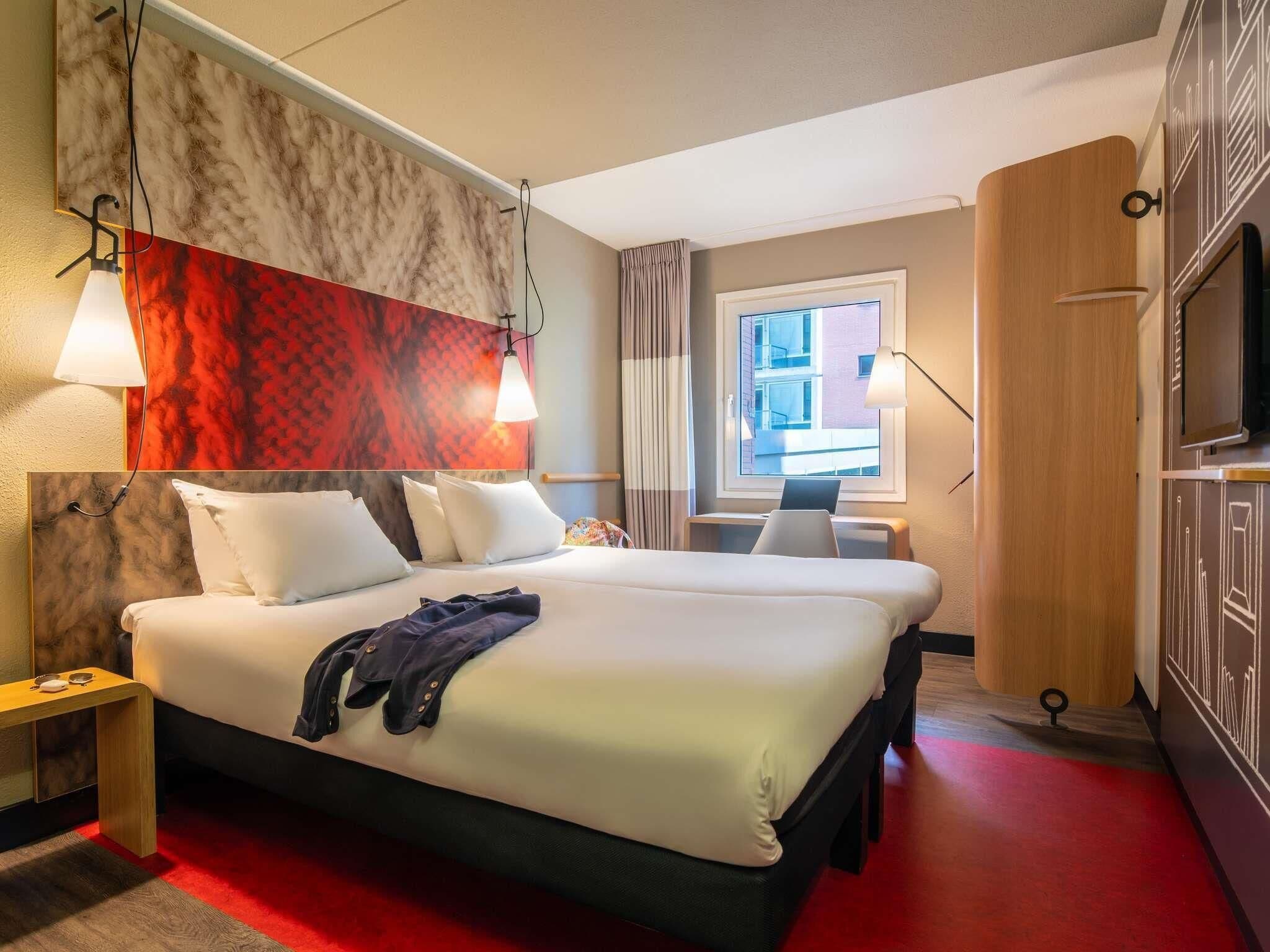 Ropa de cama hipoalergénica y caja de seguridad en la habitación 