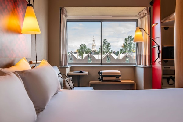 Premium Room, 1 Double Bed, Canal View | Hypo-allergenic bedding, in-room safe, desk, soundproofing