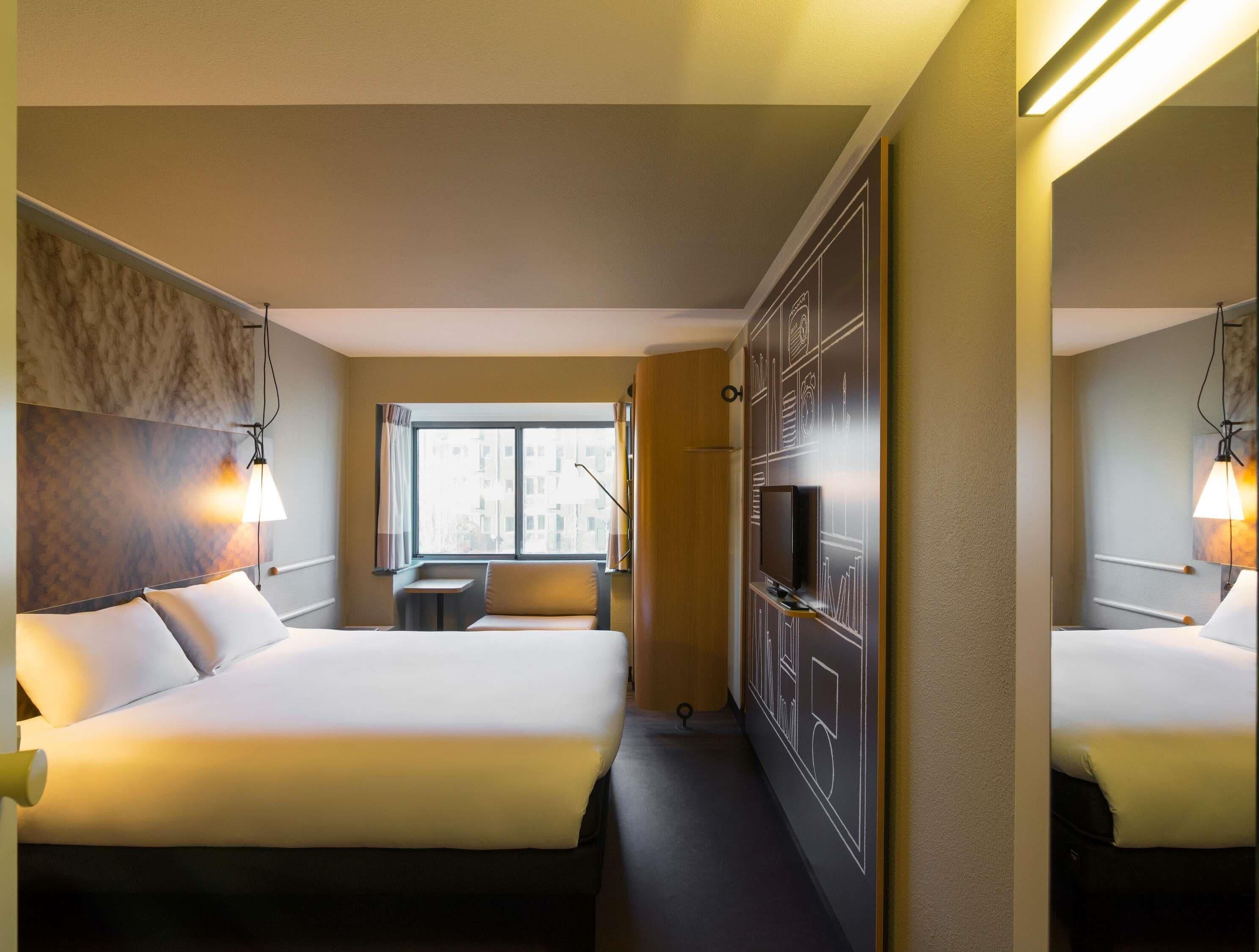 Room, 1 Double Bed, Canal View | Hypo-allergenic bedding, in-room safe, desk, soundproofing