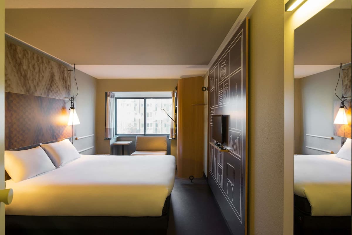 Room, 1 Double Bed, Canal View | Hypo-allergenic bedding, in-room safe, desk, soundproofing