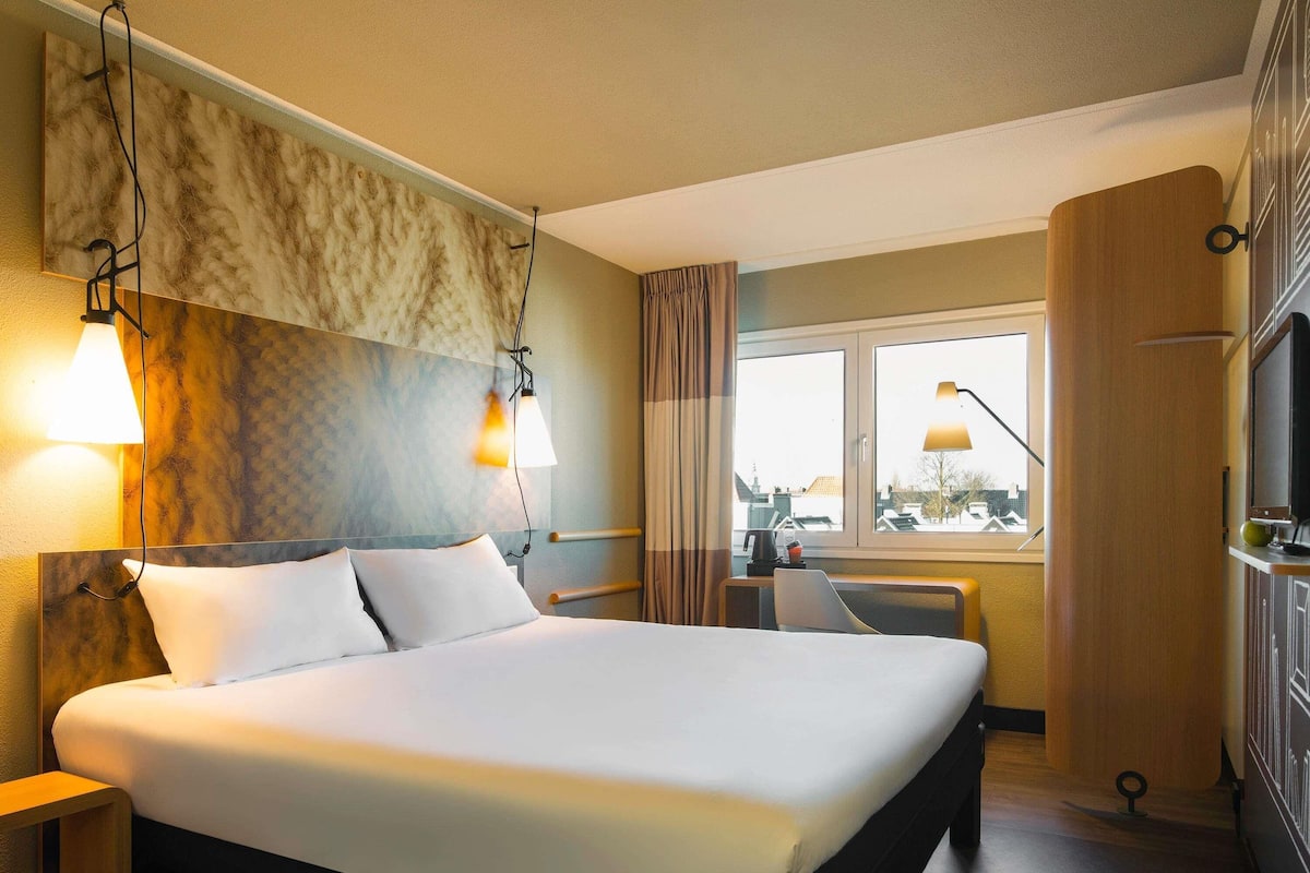 Premium Room, 1 Double Bed, Canal View | Hypo-allergenic bedding, in-room safe, desk, soundproofing