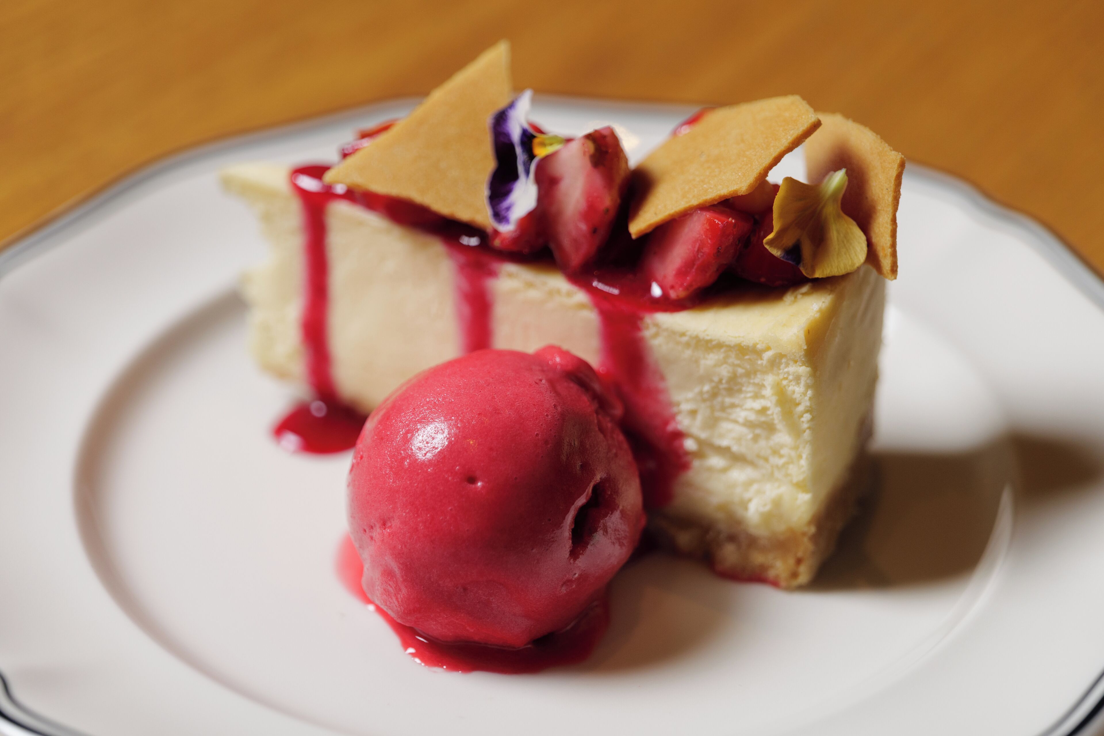 Ein Dessert mit einer Kugel Eis und einem Stück Kuchen auf einem Teller.