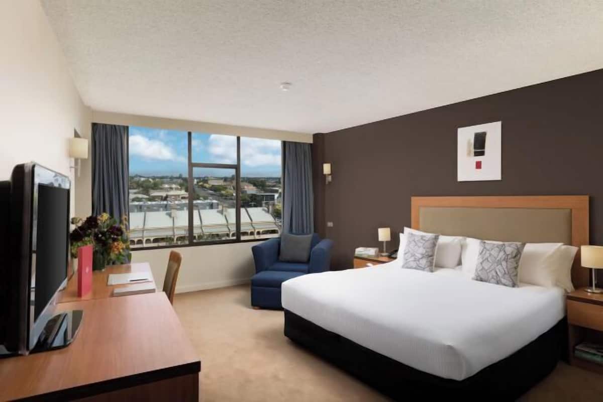 Premium bedding, minibar, desk, blackout curtains