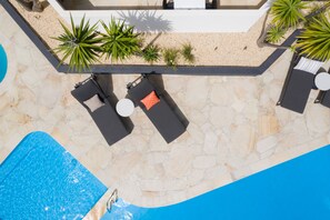 Een buitenzwembad, open van 07.00 uur tot 21.00 uur, en ligstoelen