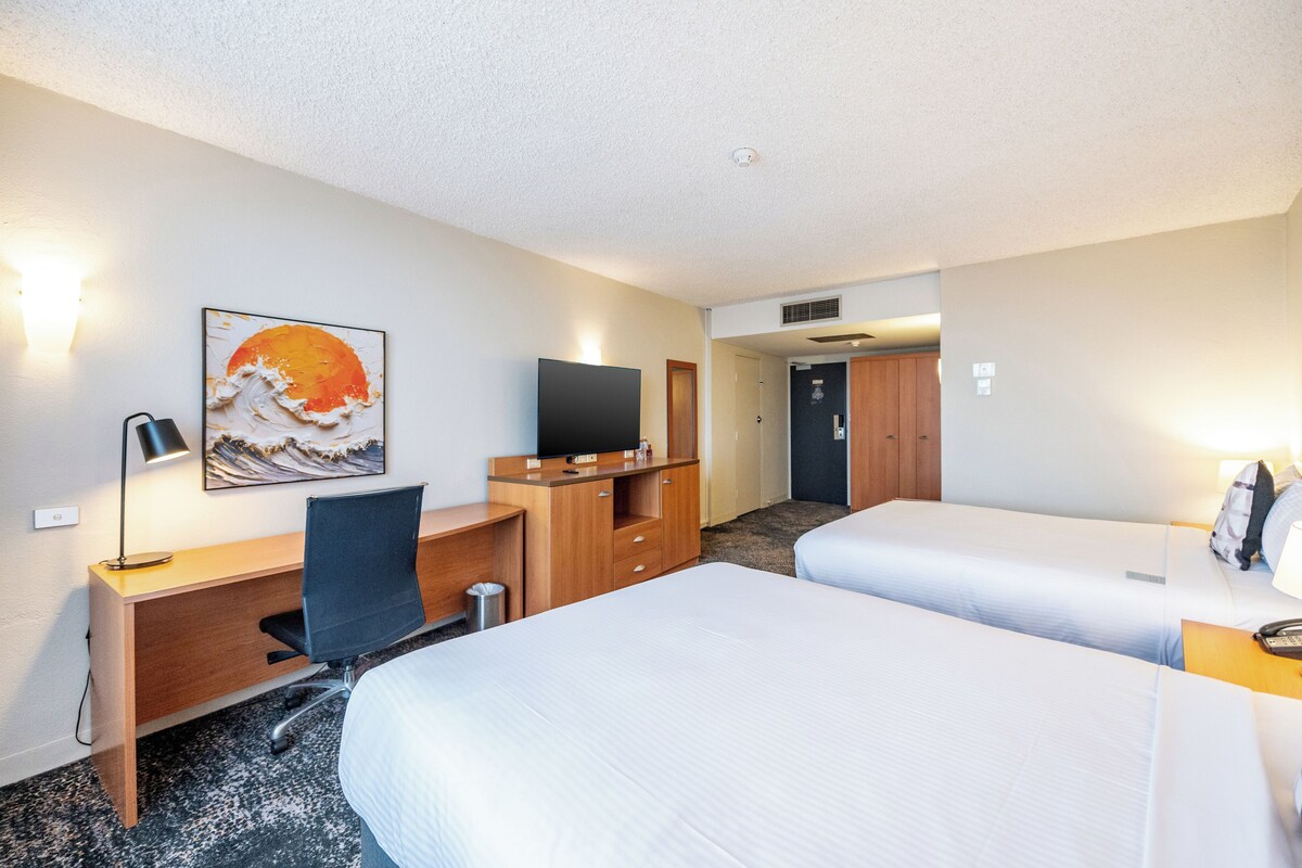 Ropa de cama de alta calidad, minibar, escritorio y cortinas blackout 