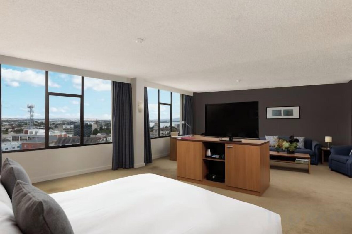 Premium bedding, minibar, desk, blackout drapes