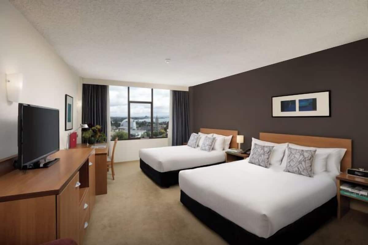 Premium bedding, minibar, desk, blackout curtains