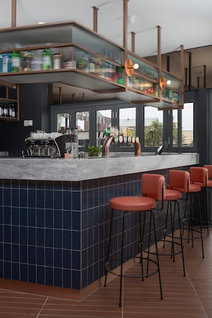 Serves dinner and happy hour - Rydges Geelong (Geelong)