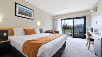 Studio | Brankas, meja kerja, tirai kedap cahaya, dan setrika/meja setrika