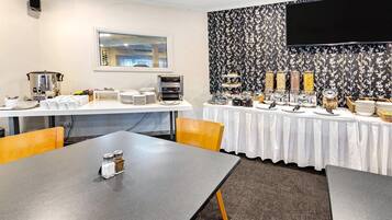 Serviço de café da manhã e jantar, vistas para o jardim