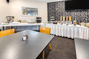 朝食、ディナーに営業 (ガーデン ビュー)