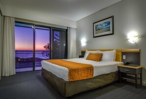 1 Bedroom Spa Apartment Ocean View | In-room safe, desk, blackout curtains, iron/ironing board