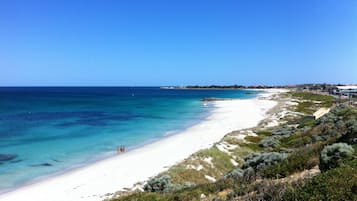 Am Strand, weißer Sandstrand, Strandtücher