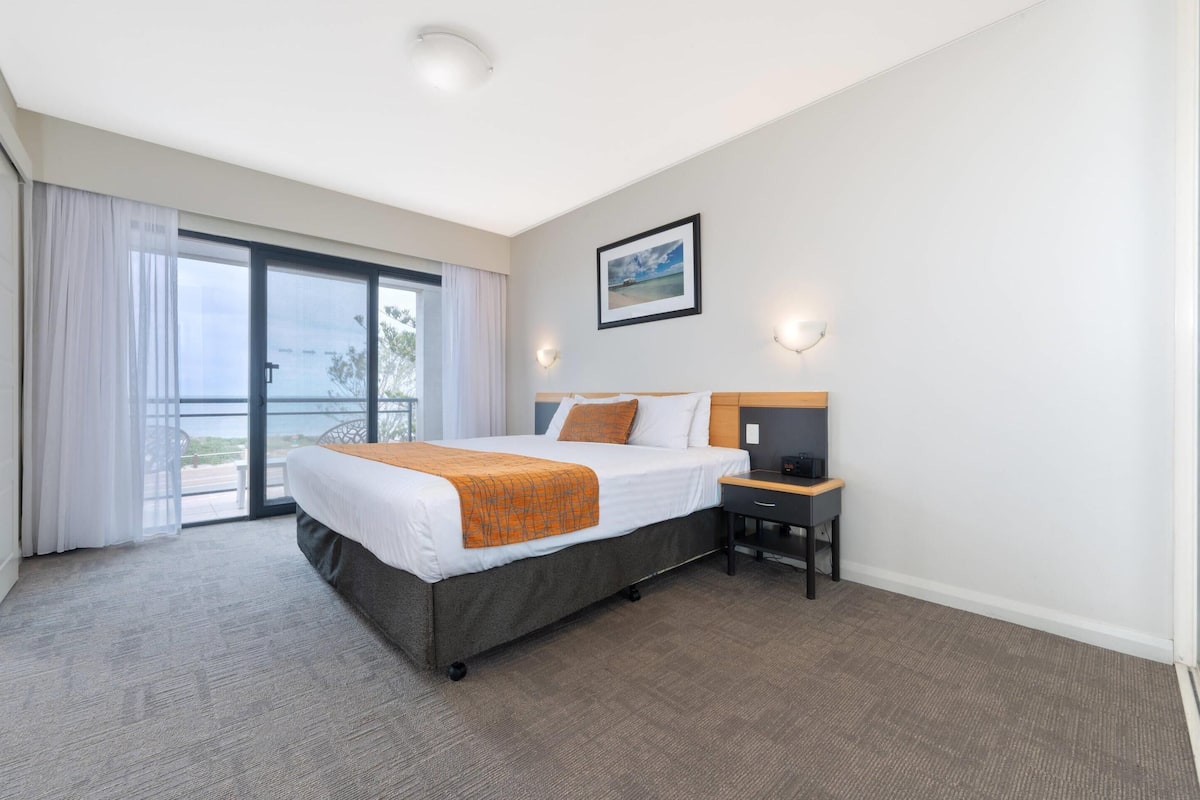 1 Bedroom Spa Apartment Ocean View | In-room safe, desk, blackout drapes, iron/ironing board