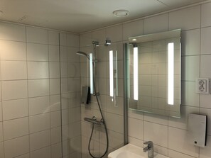 Hypo-allergenic bedding, desk, laptop workspace, blackout drapes - Pilot Airport Hotel (Vantaa)