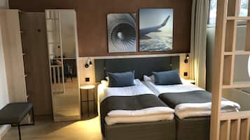 Family Room (4 people) | Hypo-allergenic bedding, desk, laptop workspace, blackout drapes