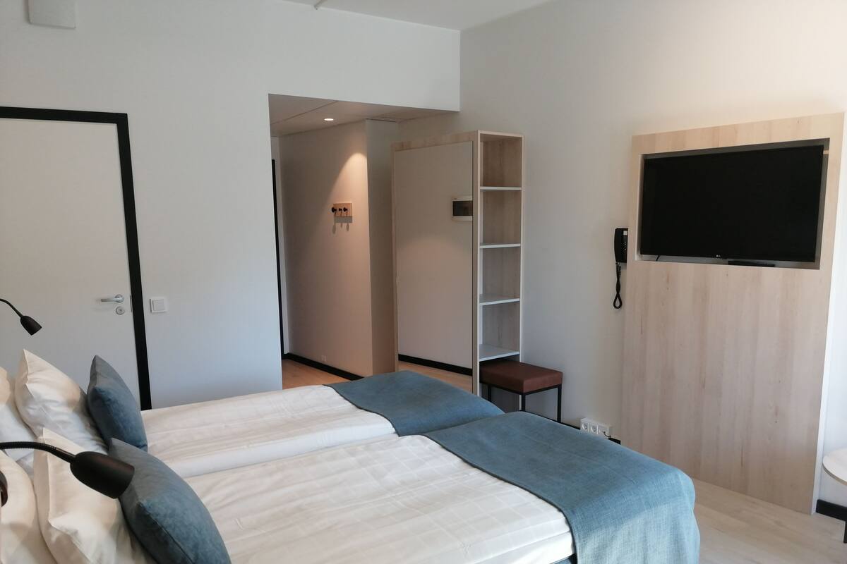 Comfort Twin Room | Hypo-allergenic bedding available, desk, laptop workspace