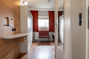 Good Morning Triple Room | デスク、遮光カーテン、防音設備、WiFi (無料)
