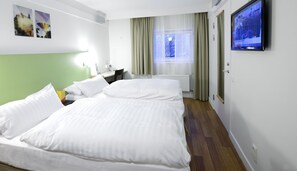 Desk, blackout curtains, soundproofing, free WiFi - Good Morning Mölndal (Mölndal)