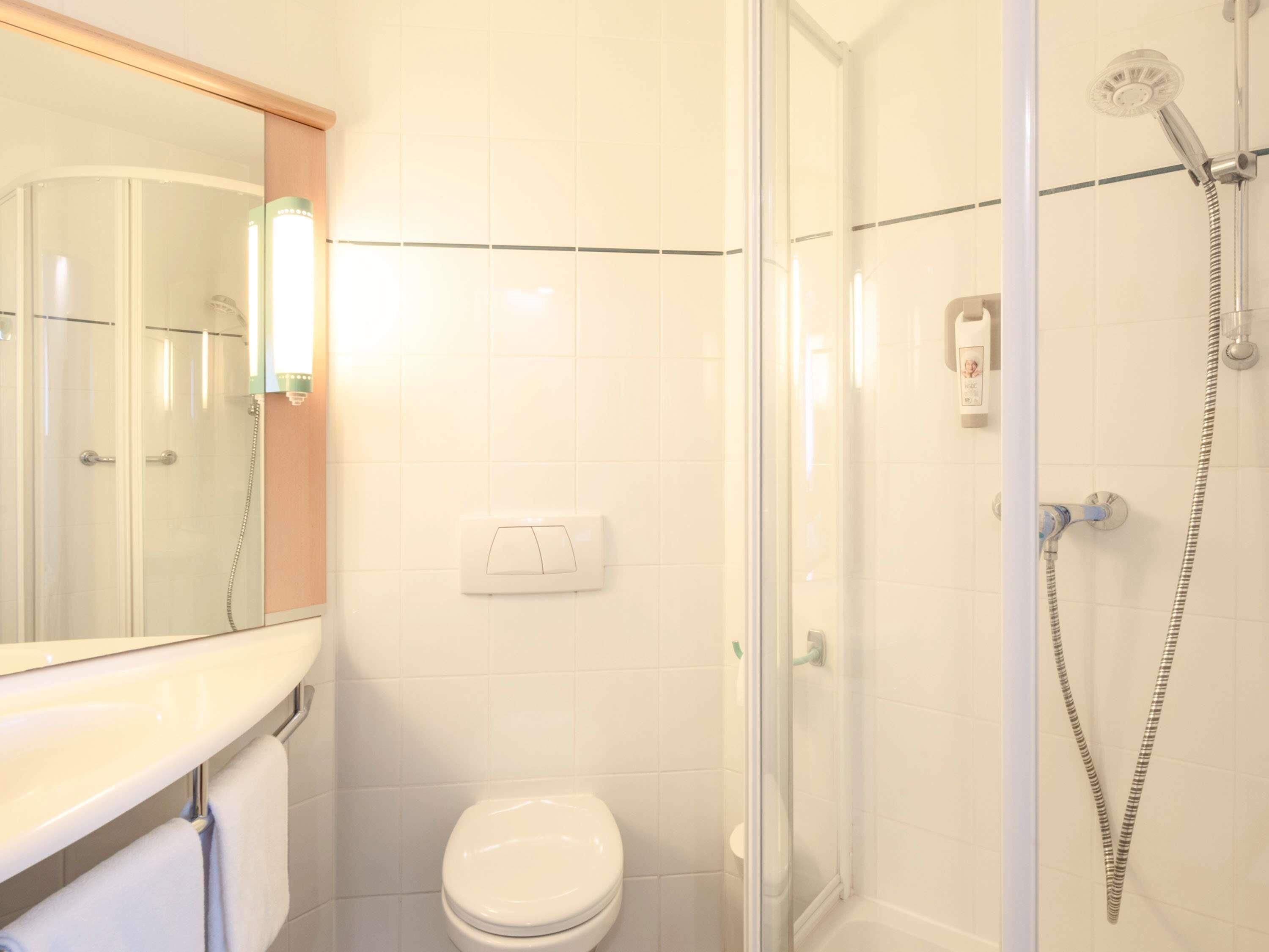 Ropa de cama de alta calidad y caja de seguridad en la habitación 