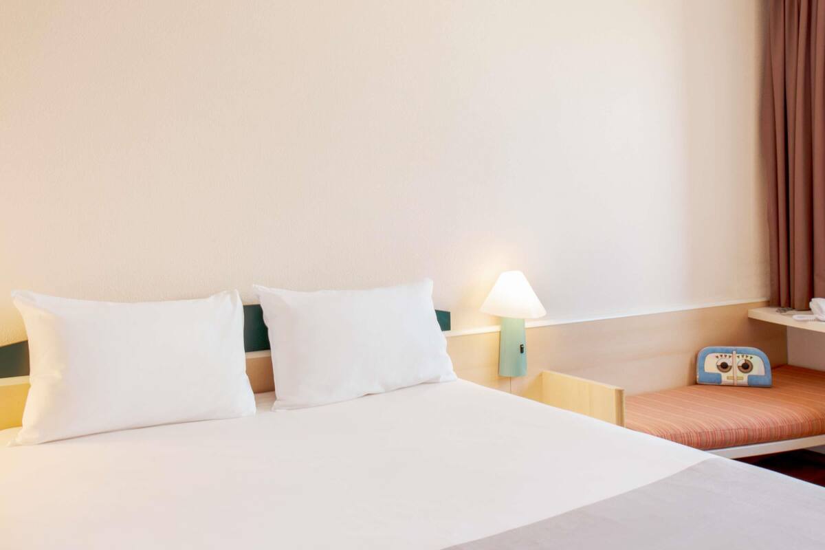 standard twin room, 2 single beds | premium bedding, in-room safe, soundproofing, iron/ironing board