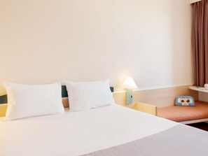 Quarto duplo standard, 2 camas de solteiro | Roupas de cama premium, cofres nos quartos, quartos à prova de som