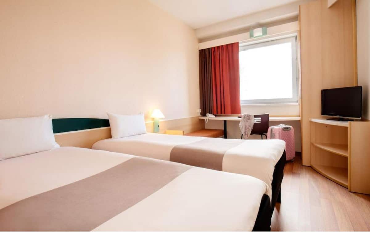 standard twin room, 2 single beds | premium bedding, in-room safe, soundproofing, iron/ironing board