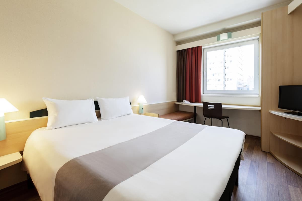 Ropa de cama de alta calidad y caja de seguridad en la habitación